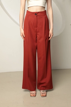 Bir model, Kaktus Moda toptan giyim markasının kam13313-atlas-fabric-women's-palazzo-trousers-tile toptan Pantolon ürününü sergiliyor.