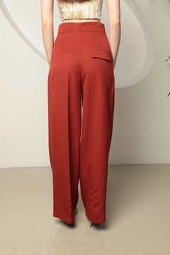 Ein Bekleidungsmodell aus dem Großhandel trägt kam13313-atlas-fabric-women's-palazzo-trousers-tile, türkischer Großhandel Hose von Kaktus Moda