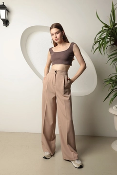 Una modella di abbigliamento all'ingrosso indossa kam13433-atlas-fabric-women's-palazzo-trousers-beige, vendita all'ingrosso turca di Pantaloni di Kaktus Moda