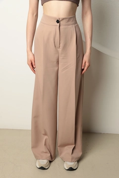 Una modelo de ropa al por mayor lleva kam13433-atlas-fabric-women's-palazzo-trousers-beige, Pantalón turco al por mayor de Kaktus Moda