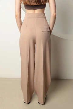 Una modelo de ropa al por mayor lleva kam13433-atlas-fabric-women's-palazzo-trousers-beige, Pantalón turco al por mayor de Kaktus Moda