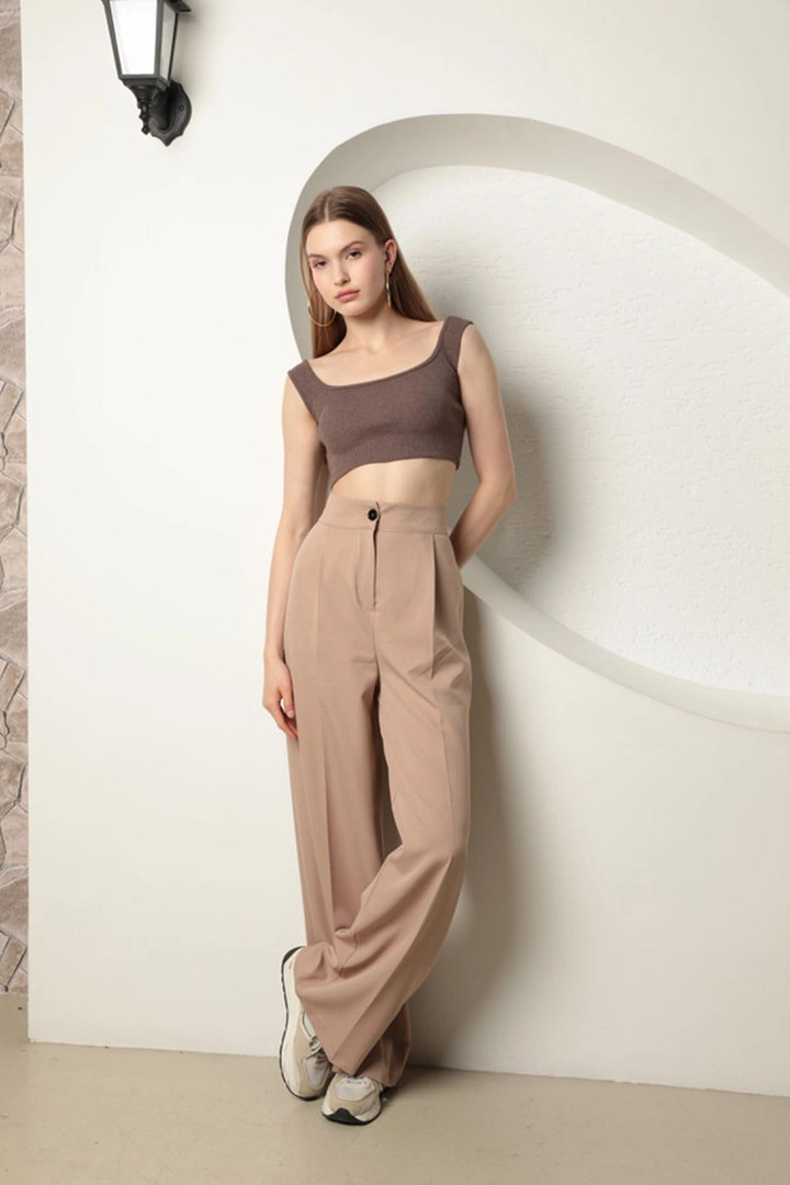 Veľkoobchodný model oblečenia nosí kam13433-atlas-fabric-women's-palazzo-trousers-beige, turecký veľkoobchodný Nohavice od Kaktus Moda