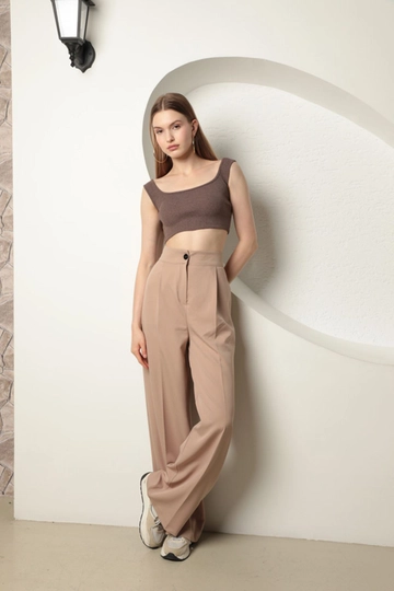 Bir model, Kaktus Moda toptan giyim markasının  Atlas Kumaş Kadın Palazzo Pantolon - Bej
 toptan Pantolon ürününü sergiliyor.