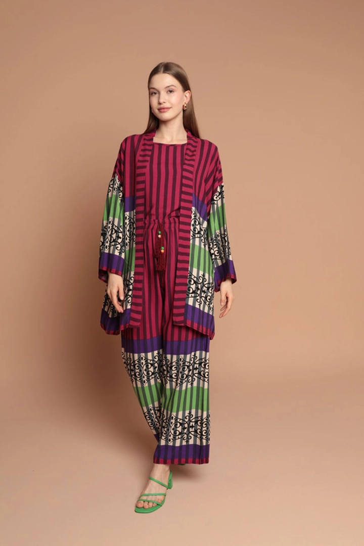 A wholesale clothing model wears kam13465-viscose-printed-women's-set-fuchsia, Turkish wholesale Suit of Kaktus Moda