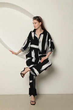 A wholesale clothing model wears kam13476-viscose-fabric-brush-pattern-women's-suit-black, Turkish wholesale Suit of Kaktus Moda