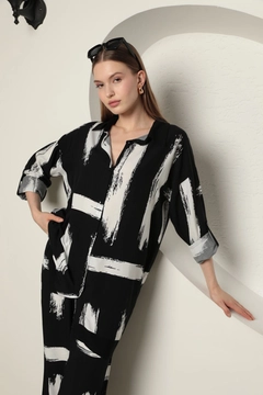 A wholesale clothing model wears kam13476-viscose-fabric-brush-pattern-women's-suit-black, Turkish wholesale Suit of Kaktus Moda