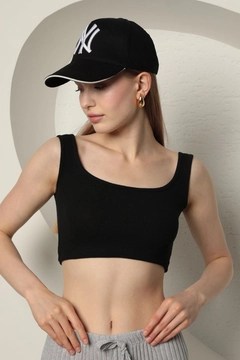 A wholesale clothing model wears kam13479-camisole-fabric-women's-crop-black, Turkish wholesale Crop Top of Kaktus Moda