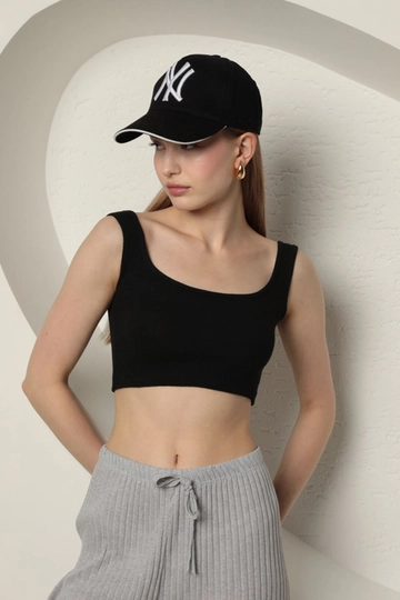Bir model, Kaktus Moda toptan giyim markasının  Kaşkorse Kumaş Kadın Crop - Siyah
 toptan Crop Top ürününü sergiliyor.