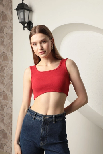 Bir model, Kaktus Moda toptan giyim markasının  Kaşkorse Kumaş Kadın Crop - Kırmızı
 toptan Crop Top ürününü sergiliyor.