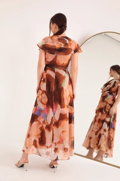 Bir model, Kaktus Moda toptan giyim markasının KAM10397 - Chiffon Fabric Watercolor Effect Aller Women's Dress - Brown toptan Elbise ürününü sergiliyor.