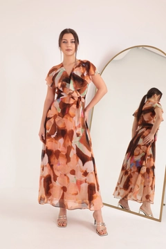 Una modella di abbigliamento all'ingrosso indossa KAM10397 - Chiffon Fabric Watercolor Effect Aller Women's Dress - Brown, vendita all'ingrosso turca di Vestito di Kaktus Moda
