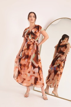 Veľkoobchodný model oblečenia nosí KAM10397 - Chiffon Fabric Watercolor Effect Aller Women's Dress - Brown, turecký veľkoobchodný Šaty od Kaktus Moda