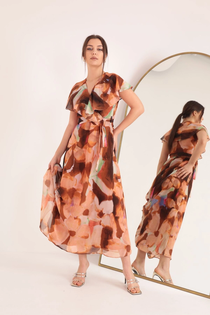Bir model, Kaktus Moda toptan giyim markasının KAM10397 - Chiffon Fabric Watercolor Effect Aller Women's Dress - Brown toptan Elbise ürününü sergiliyor.