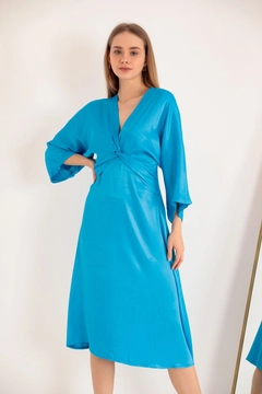 Veleprodajni model oblačil nosi KAM10442 - Satin Fabric Front Twist Dress - Blue, turška veleprodaja Obleka od Kaktus Moda