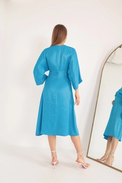 Ένα μοντέλο χονδρικής πώλησης ρούχων φοράει KAM10442 - Satin Fabric Front Twist Dress - Blue, τούρκικο Φόρεμα χονδρικής πώλησης από Kaktus Moda