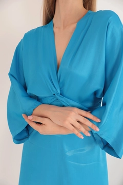 Bir model, Kaktus Moda toptan giyim markasının KAM10442 - Satin Fabric Front Twist Dress - Blue toptan Elbise ürününü sergiliyor.
