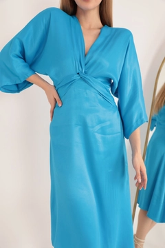 Una modella di abbigliamento all'ingrosso indossa KAM10442 - Satin Fabric Front Twist Dress - Blue, vendita all'ingrosso turca di Vestito di Kaktus Moda