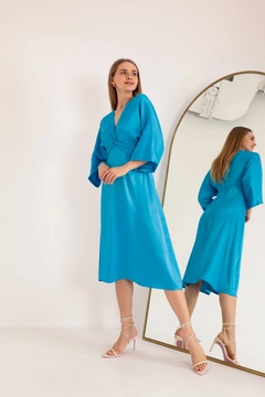 Ein Bekleidungsmodell aus dem Großhandel trägt KAM10442 - Satin Fabric Front Twist Dress - Blue, türkischer Großhandel Kleid von Kaktus Moda