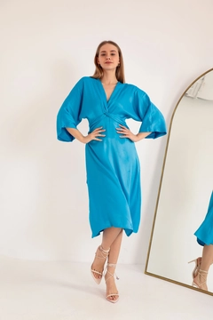 Модел на дрехи на едро носи KAM10442 - Satin Fabric Front Twist Dress - Blue, турски едро рокля на Kaktus Moda