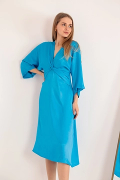 Модель оптовой продажи одежды носит KAM10442 - Satin Fabric Front Twist Dress - Blue, турецкий оптовый товар Одеваться от Kaktus Moda.