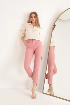 Ein Bekleidungsmodell aus dem Großhandel trägt KAM10435 - Atlas Fabric Pleated Women's Trousers - Powder, türkischer Großhandel Hose von Kaktus Moda