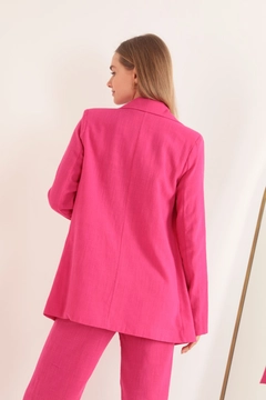 Bir model, Kaktus Moda toptan giyim markasının KAM10690 - Linen Fabric Oversize Women's Jacket - Fuchsia toptan Ceket ürününü sergiliyor.