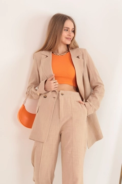 Una modella di abbigliamento all'ingrosso indossa KAM10695 - Women's Linen Oversize Jacket - Beige, vendita all'ingrosso turca di Giacca di Kaktus Moda