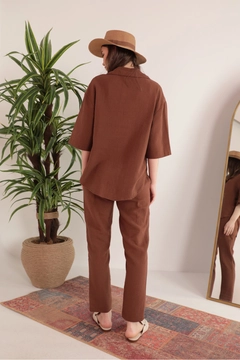 Bir model, Kaktus Moda toptan giyim markasının KAM10761 - Muslin Jacket Collar Women's Shirt - Brown toptan Ceket ürününü sergiliyor.