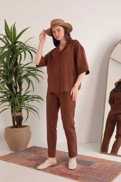 Модел на дрехи на едро носи KAM10761 - Muslin Jacket Collar Women's Shirt - Brown, турски едро Яке на Kaktus Moda