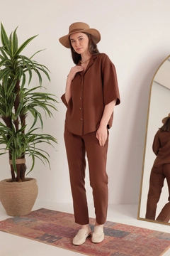 Модель оптовой продажи одежды носит KAM10761 - Muslin Jacket Collar Women's Shirt - Brown, турецкий оптовый товар Куртка от Kaktus Moda.