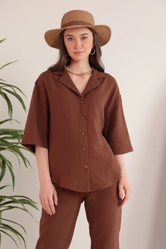 Bir model, Kaktus Moda toptan giyim markasının KAM10761 - Muslin Jacket Collar Women's Shirt - Brown toptan Ceket ürününü sergiliyor.