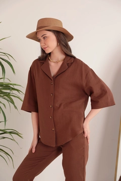 Ein Bekleidungsmodell aus dem Großhandel trägt KAM10761 - Muslin Jacket Collar Women's Shirt - Brown, türkischer Großhandel Jacke von Kaktus Moda