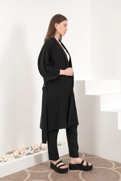 Een kledingmodel uit de groothandel draagt KAM10820 - Muslin Fabric Oversize Women's Kimono - Black, Turkse groothandel Kimono van Kaktus Moda