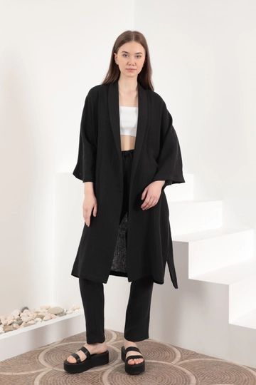 Una modella di abbigliamento all'ingrosso indossa  Kimono oversize da donna in tessuto di mussola - Nero
, vendita all'ingrosso turca di Kimono di Kaktus Moda