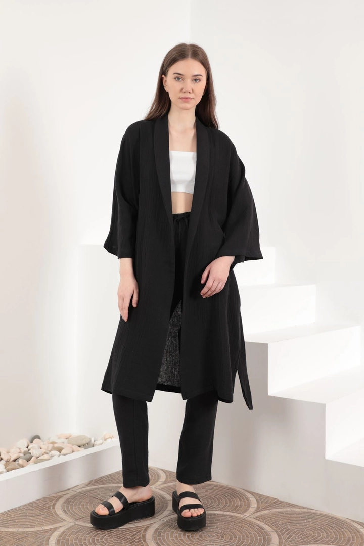 Um modelo de roupas no atacado usa KAM10820 - Muslin Fabric Oversize Women's Kimono - Black, atacado turco Quimono de Kaktus Moda