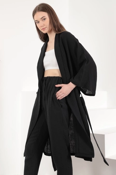 Una modelo de ropa al por mayor lleva KAM10820 - Muslin Fabric Oversize Women's Kimono - Black, Kimono turco al por mayor de Kaktus Moda
