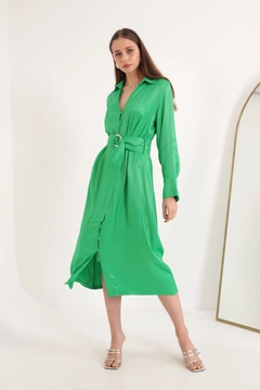 Una modella di abbigliamento all'ingrosso indossa KAM10992 - Satin Fabric Button Detail Wide Cuff Midi Women's Dress - Green, vendita all'ingrosso turca di Vestito di Kaktus Moda