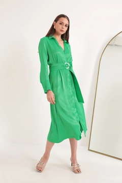 Bir model, Kaktus Moda toptan giyim markasının KAM10992 - Satin Fabric Button Detail Wide Cuff Midi Women's Dress - Green toptan Elbise ürününü sergiliyor.