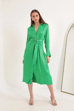 Ein Bekleidungsmodell aus dem Großhandel trägt KAM10992 - Satin Fabric Button Detail Wide Cuff Midi Women's Dress - Green, türkischer Großhandel Kleid von Kaktus Moda