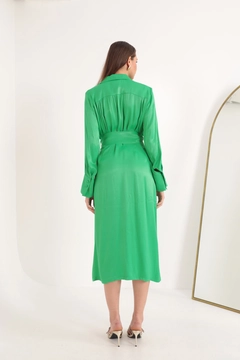 Una modella di abbigliamento all'ingrosso indossa KAM10992 - Satin Fabric Button Detail Wide Cuff Midi Women's Dress - Green, vendita all'ingrosso turca di Vestito di Kaktus Moda