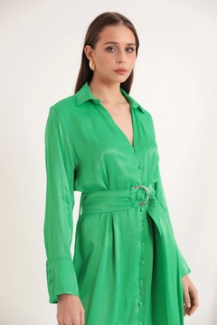 Una modelo de ropa al por mayor lleva KAM10992 - Satin Fabric Button Detail Wide Cuff Midi Women's Dress - Green, Vestido turco al por mayor de Kaktus Moda