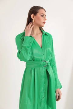 A wholesale clothing model wears KAM10992 - Satin Fabric Button Detail Wide Cuff Midi Women's Dress - Green, Turkish wholesale Dress of Kaktus Moda
