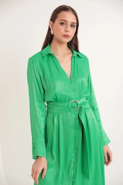 Un mannequin de vêtements en gros porte KAM10992 - Satin Fabric Button Detail Wide Cuff Midi Women's Dress - Green, Robe en gros de Kaktus Moda en provenance de Turquie