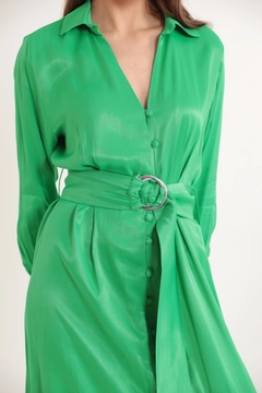 Um modelo de roupas no atacado usa KAM10992 - Satin Fabric Button Detail Wide Cuff Midi Women's Dress - Green, atacado turco Vestir de Kaktus Moda