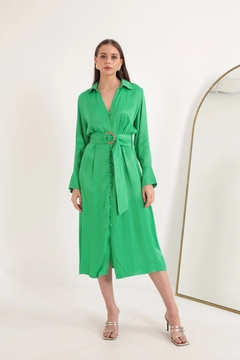 Una modelo de ropa al por mayor lleva KAM10992 - Satin Fabric Button Detail Wide Cuff Midi Women's Dress - Green, Vestido turco al por mayor de Kaktus Moda