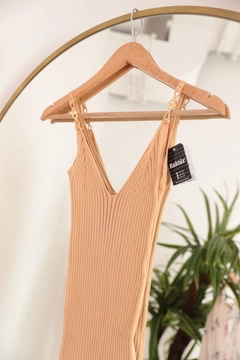 Ένα μοντέλο χονδρικής πώλησης ρούχων φοράει KAM11010 - Knitwear Fabric Brooch Midi Women's Dress - Biscuit, τούρκικο Φόρεμα χονδρικής πώλησης από Kaktus Moda