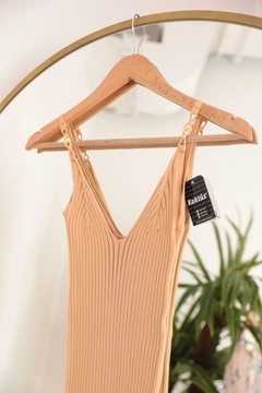 Bir model, Kaktus Moda toptan giyim markasının KAM11010 - Knitwear Fabric Brooch Midi Women's Dress - Biscuit toptan Elbise ürününü sergiliyor.
