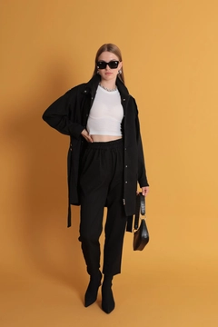 Ένα μοντέλο χονδρικής πώλησης ρούχων φοράει kam11660-atlas-fabric-women's-trousers-with-elastic-waist-black, τούρκικο Παντελόνι χονδρικής πώλησης από Kaktus Moda