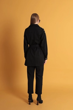 Una modelo de ropa al por mayor lleva kam11660-atlas-fabric-women's-trousers-with-elastic-waist-black, Pantalón turco al por mayor de Kaktus Moda