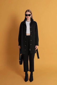 Bir model, Kaktus Moda toptan giyim markasının kam11660-atlas-fabric-women's-trousers-with-elastic-waist-black toptan Pantolon ürününü sergiliyor.